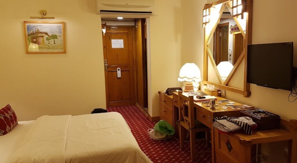 Gilgit Serena Hotel bed room