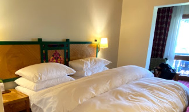 Gilgit Serena Hotel master bed room