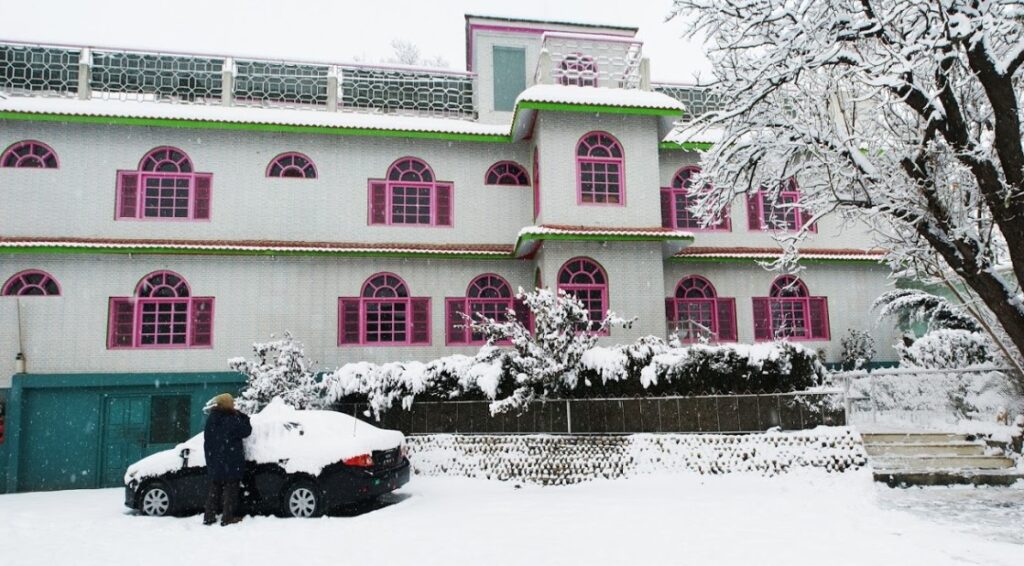 Hotel DewaneKhas snow fall