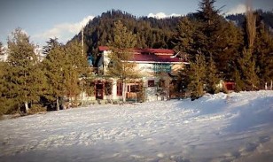 Tourist-Inn-Hotel-shogran-snow-fall