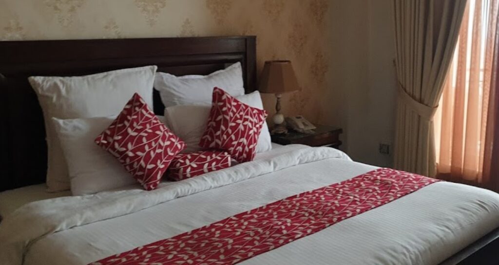 Holiday Grand Resort Bhurban master bed room